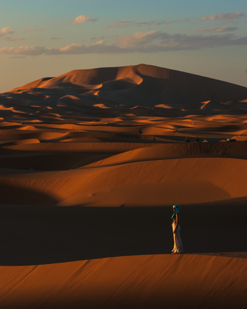 Paula en las dunas del desierto de Merzouga