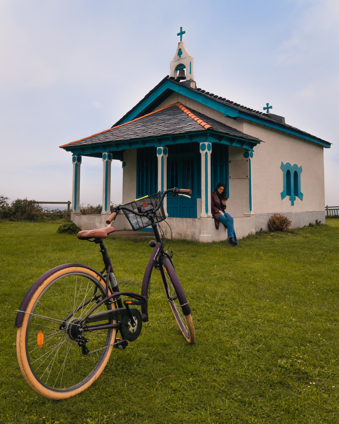 Bicicleta en primer plano con la ermita de La Regalina de fondo