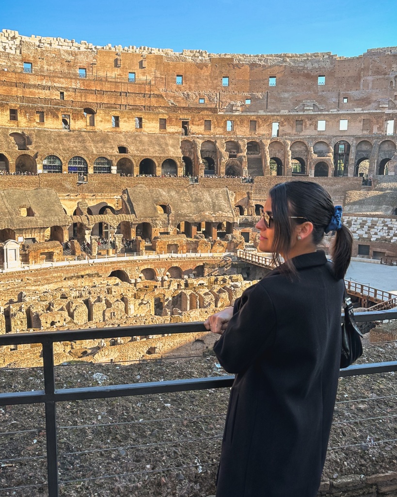 Chica disfrutando de las vistas dentro del Coliseo