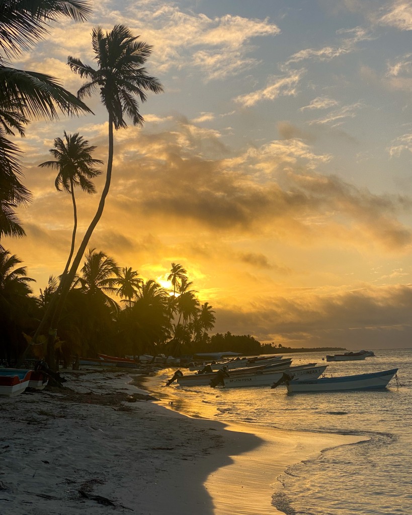 Barcos amarrados en una playa de isal saona al amanecer